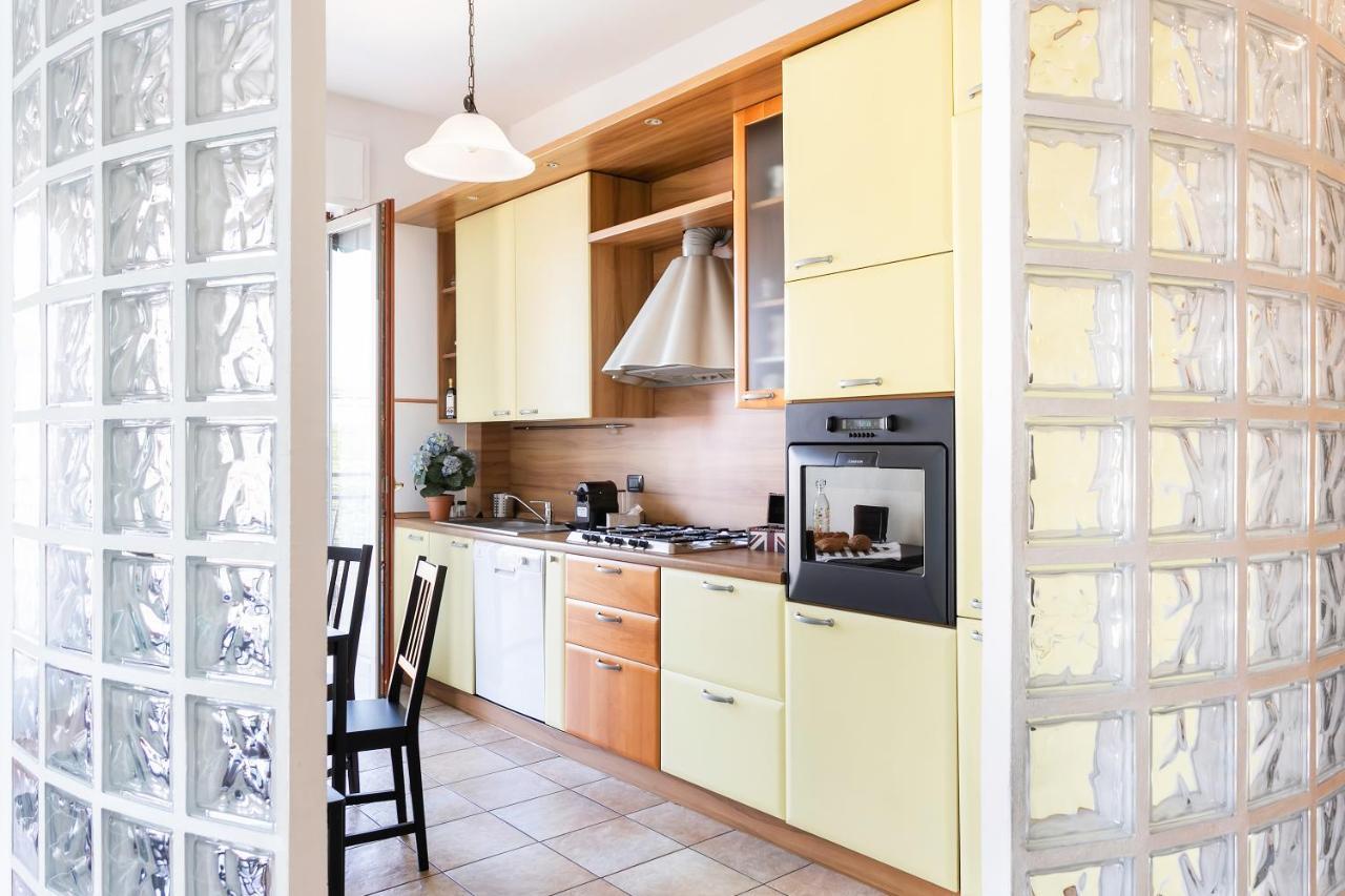 Santa Chiara Apartment By Myhomeincomo Dış mekan fotoğraf