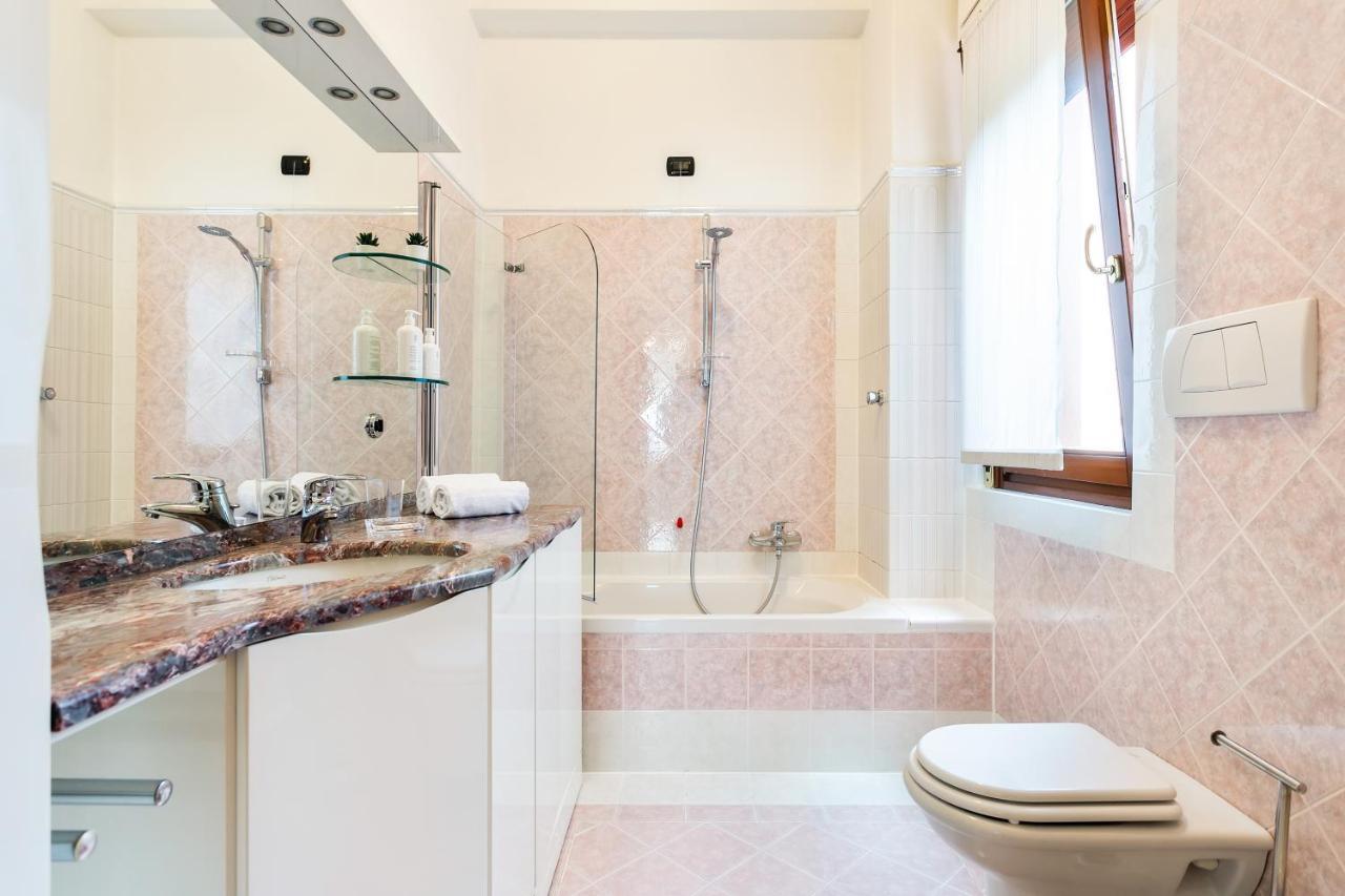 Santa Chiara Apartment By Myhomeincomo Dış mekan fotoğraf