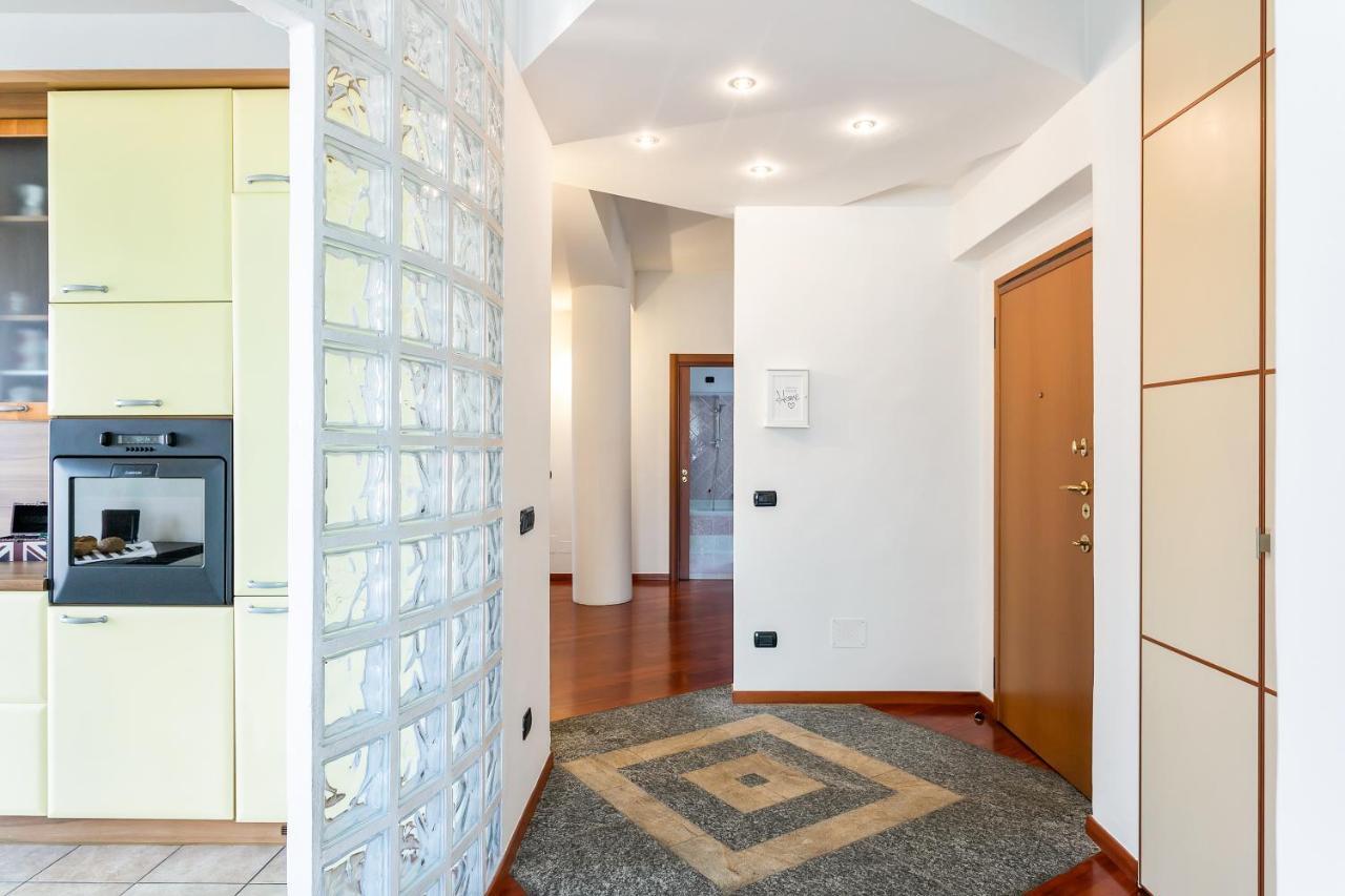 Santa Chiara Apartment By Myhomeincomo Dış mekan fotoğraf