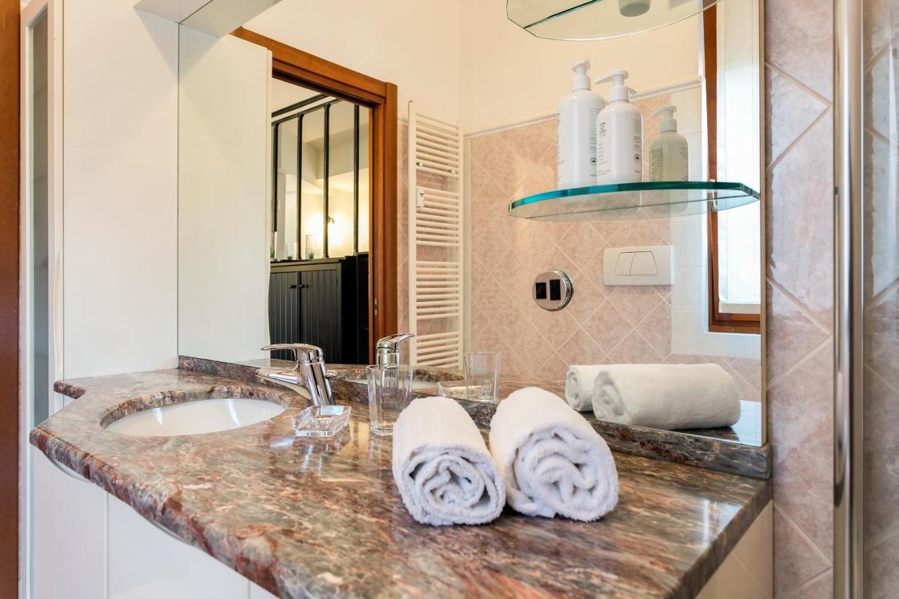 Santa Chiara Apartment By Myhomeincomo Dış mekan fotoğraf